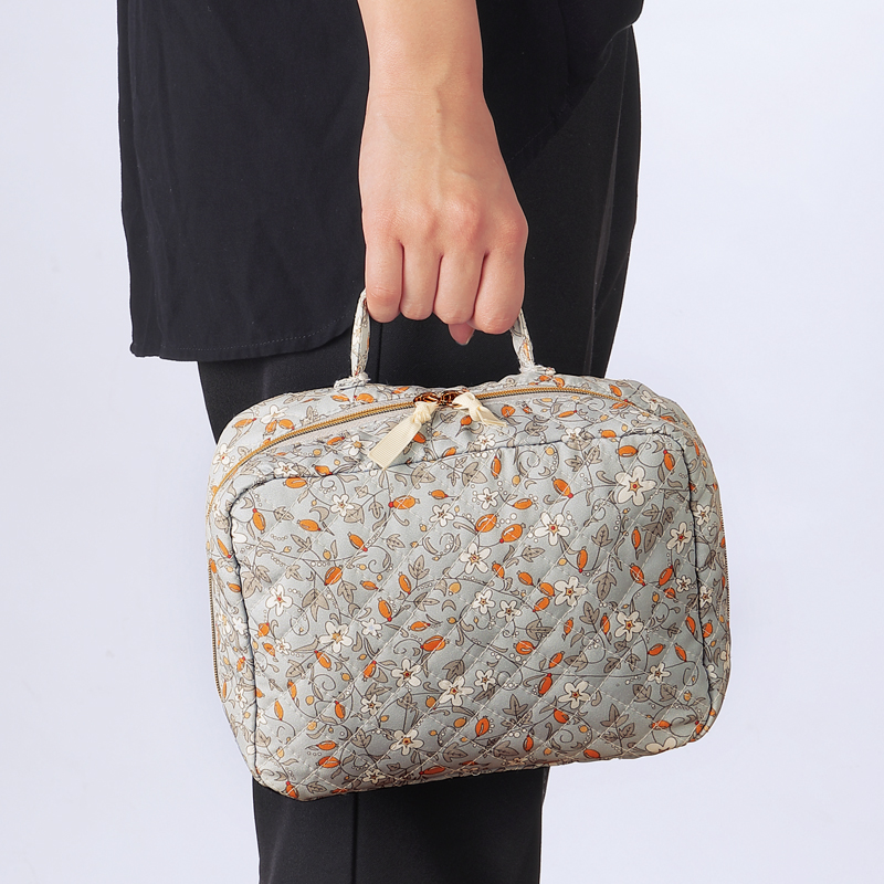 フィオリート・ハンドル付きキルティングオープンポーチ（4）