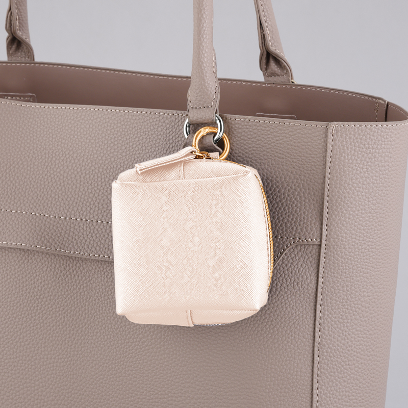 リングカラビナ付きスクエアポーチ(パールホワイト)（3）