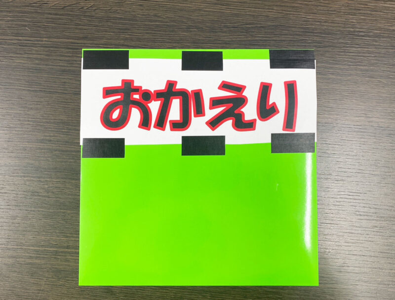 緑のシートに型紙を仮止め